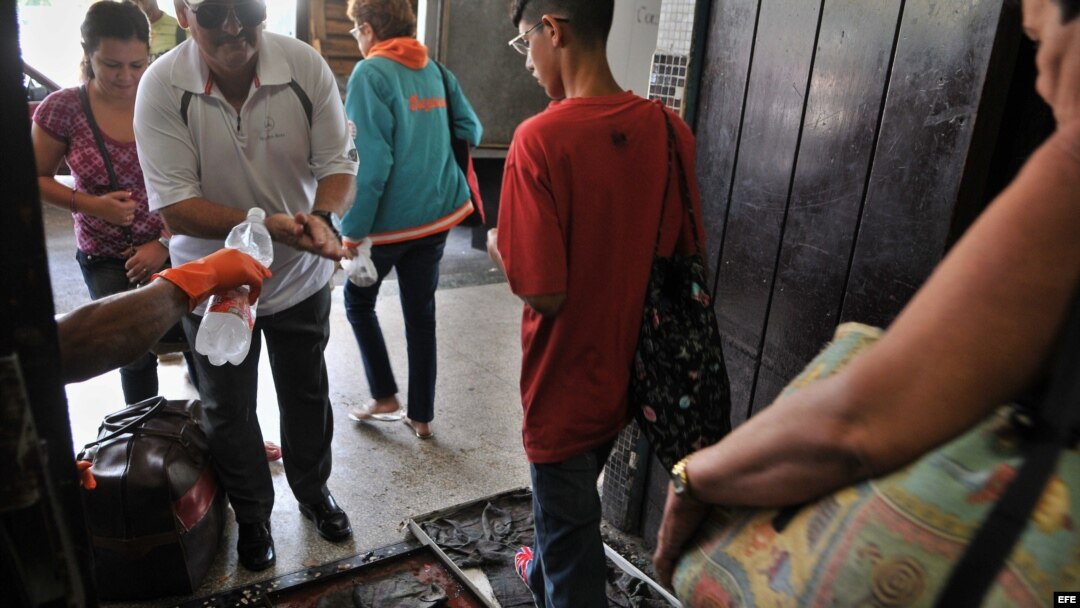 Varias personas pasan por un control sanitario en la Terminal de Ómnibus Nacional. Foto de archivo