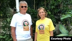 Adys Lastres Morera vestida con una camiseta de la "Brigada Conrado Benítez" de apoyo a la dictadura cubana.