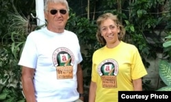 Adys Lastres Morera vestida con una camiseta de la "Brigada Conrado Benítez" de apoyo a la dictadura cubana. 