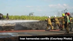 Bomberos extinguen el fuego del camión cisterna / Foto: Social Media