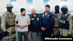 Efraín Campo Flores y Franqui Francisco Flores tras ser arrestados, el 15 de noviembre de 2015. 