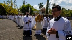 Sacerdotes en las celebraciones del Jueves Santo en la Catedral Metropolitana de Managua, el 6 de abril de 2023. (AP Photo/Inti Ocon)
