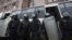 Foto de archivo. Agentes antidisturbios intentaban controlar las protestas cerca del Ayuntamiento de Kiev (Ucrania), el 11 de diciembre de 2013. 