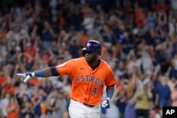 Yordán Álvarez, de los Astros de Houston, en el juego contra los Diamondbacks de Arizona, el viernes 6 de septiembre. (AP/Michael Wyke)