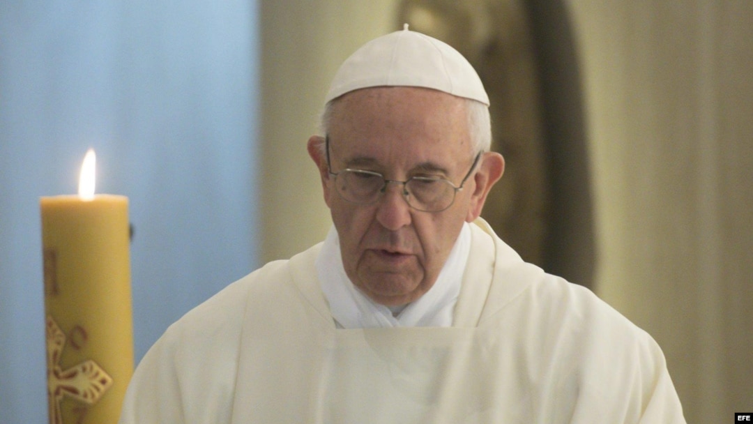 El papa Francisco oficia una misa en la Casa Santa Marta del Vaticano.