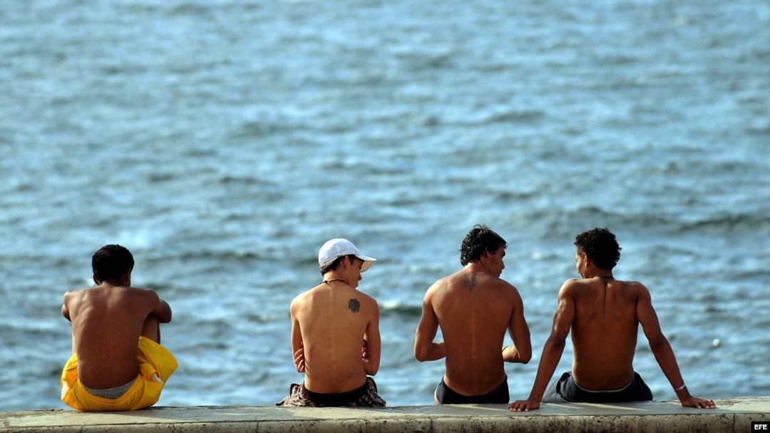 Un grupo de jóvenes en el malecón de La Habana (Cuba).