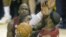 Roy Hibbert (i) contra LeBron James (d). 