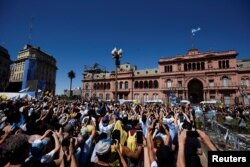 Miles de argentinos vitorean a su nuevo presidente, Javier Milei, durante la toma de posesión, en la plaza frente a la Casa Rosada, en Buenos Aires.