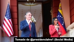 Presidenta interina Delcy Rodríguez junto al Secretario de Interior de EEUU, Doug Burgum, en Miraflores. 