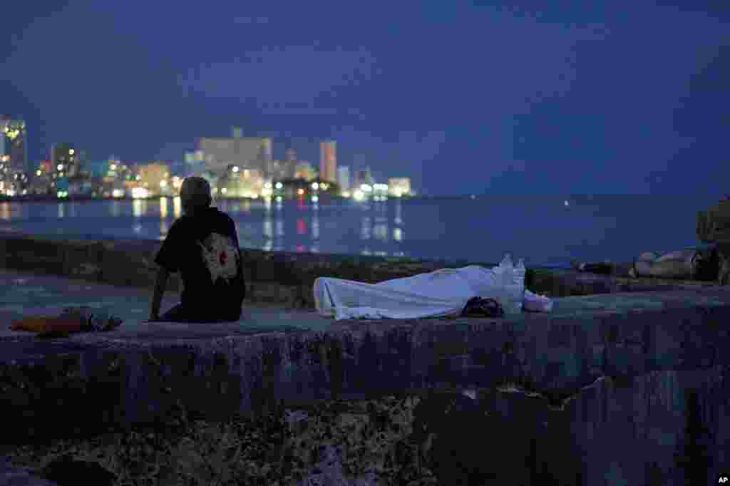 Pasar la noche en el Malecón para escapar del calor durante un apagón en La Habana, el 5 de agosto de 2026. AP/Ramon Espinosa.