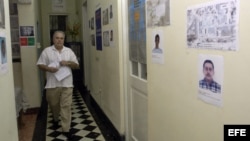  Archivo - Elizardo Sánchez, presidente de la Comisión Cubana de Derechos Humanos y Reconciliación Nacional, momentos antes de una conferencia de prensa 