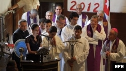 La hija del opositor cubano Oswaldo Payá, Rosa María Payá (2-i), habla durante la ceremonia fúnebre de su padre el martes 24 de julio de 2012, en La Habana (Cuba). 