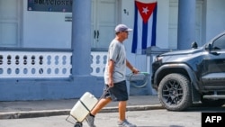 Un cubano tira de un carro con agua potable en Pinar del Río, Cuba, el 25 de julio de 2026. YAMIL LAGE / AFP.