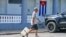 Un cubano tira de un carro con agua potable en Pinar del Río, Cuba, el 25 de julio de 2026. YAMIL LAGE / AFP.