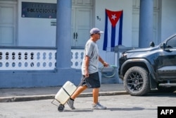 Un cubano carga agua potable en una carretilla en la ciudad de Pinar del Río, cede oficial del 26 de Julio de 2026.