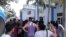 Decenas de personas frente a establecimiento de ETECSA en San Germán, Holguín.