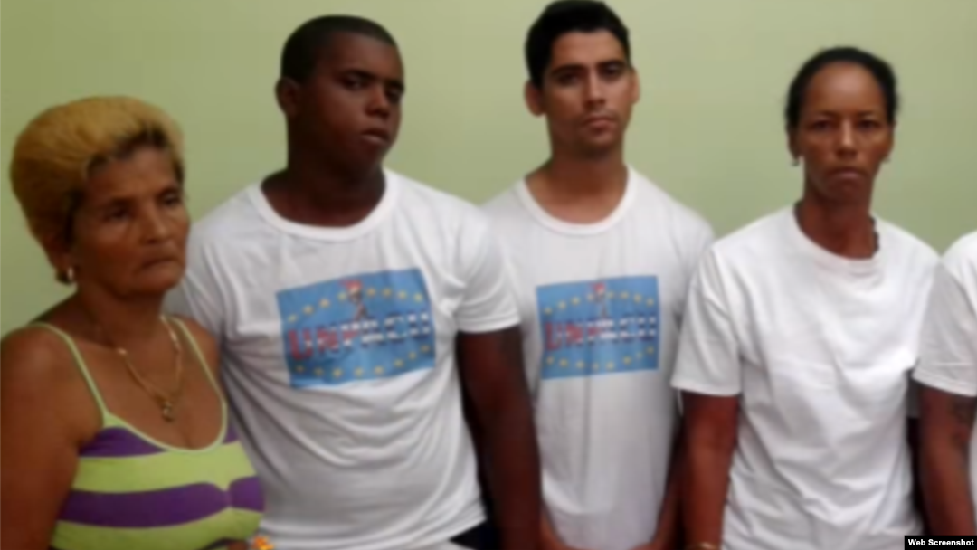 Huelguistas de hambre de Santiago de Cuba. Foto tomada del blog La Frontera Transparente.