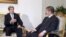 El presidente de Egipto, Mohamed Mursi (dcha) conversa con el secretario de Estado de Estados Unidos, John Kerry (izq).