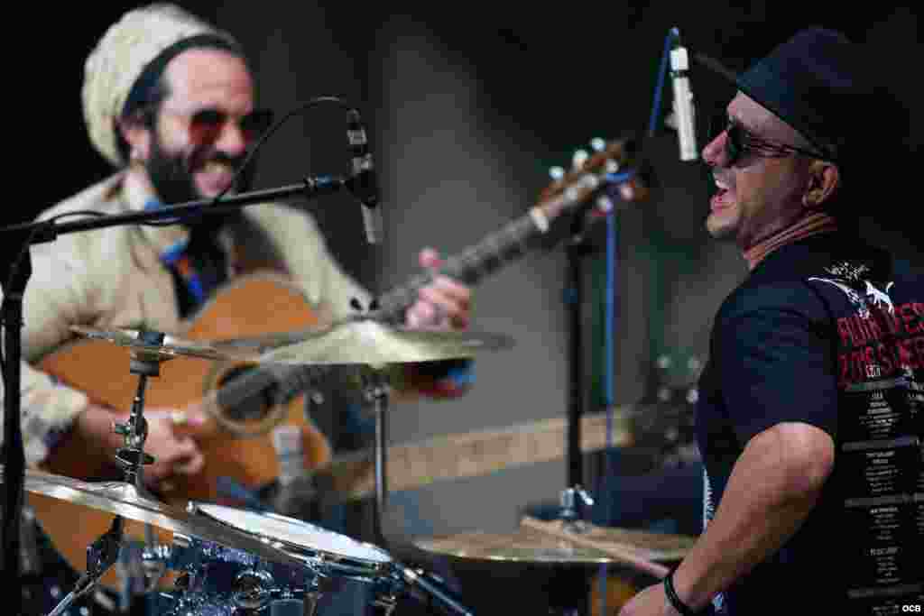 Danny Rodríguez, en la percursión y Munir Hossn, en el bajo. Foto Roberto Koltun OCB Staff.