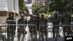 Miembros de la Guardia Nacional Bolivariana custodian el edificio de la Asamblea Nacional de Venezuela, en donde impidieron la entrada de la prensa el martes 7 de mayo de 2019. (AFP).