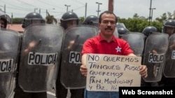 "No queremos tanques rusos. Queremos pan, medicinas y paz", reza el cartel de un manifestante en Nicaragua. 