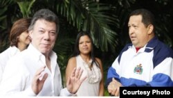 El presidente venezolano, Hugo Chávez (d), y a su homólogo colombiano, Juan Manuel Santos, el miércoles 7 de marzo de 2012, en La Habana.