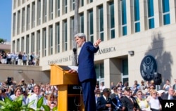 El Secretario de Estado John Kerry habla durante el izamiento de la bandera estadounidense en la Embajada de EEUU en La Habana, el 14 de agosto de 2015. AP/Pablo Martínez Monsiváis