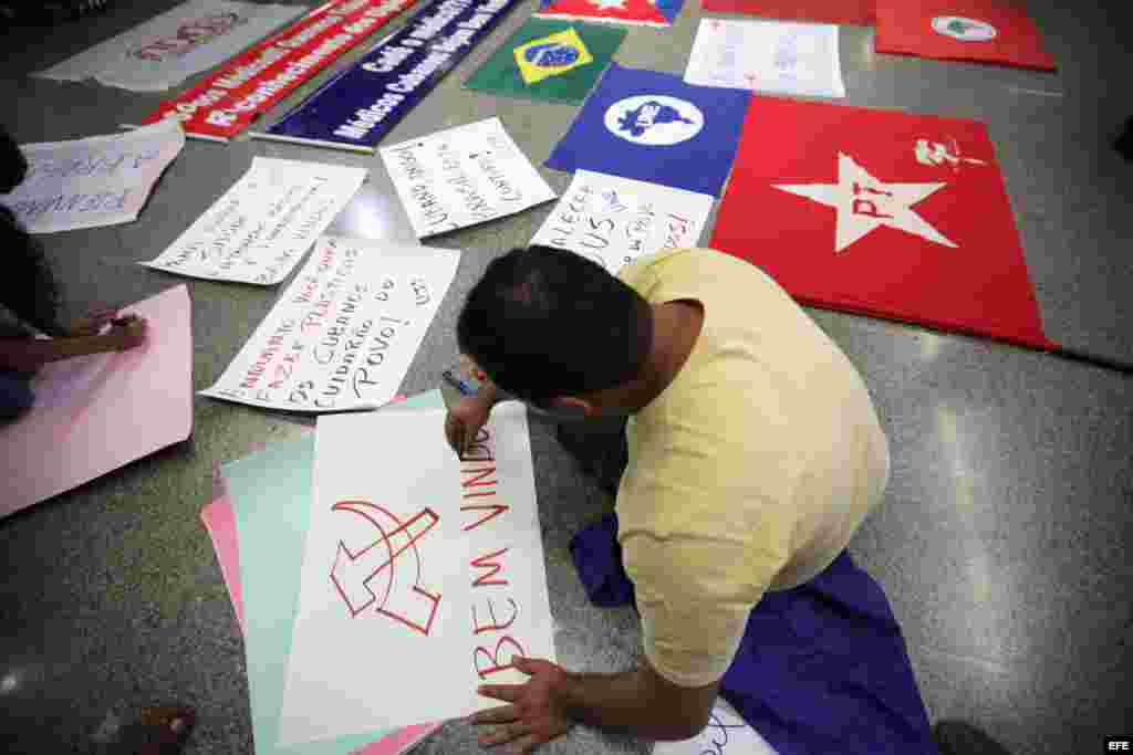 BRA303. BRASILIA (BRASIL), 24/08/2013.- Médicos cubanos llegan hoy, sábado 24 de agosto de 2013, al aeropuerto de Brasilia. La presidenta brasileña, Dilma Rousseff, anunció a inicios de julio pasado un programa para incorporar médicos extranjeros a la san