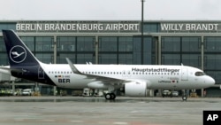 Un avión de Lufthansa en el aeropuerto Berlin-Brandenburg 'Willy Brandt' de Berlin. (AP Photo/Michael Sohn)