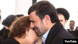 Ahmadinejad abraza a Elena Frías madre de Hugo Chávez durante funerale 