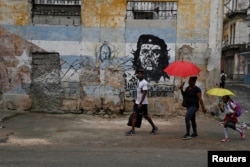 Una niña en camino a la escuela en pleno apagón general del 17 de marzo de 2026 en La Habana.