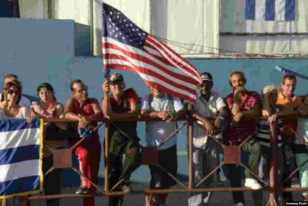 Cubanos expectantes a la ceremonia de apertura de la embajada de Estados Unidos en La Habana. Las opiniones y esperanzas están divididas entre el optimismo y el pesimismo.