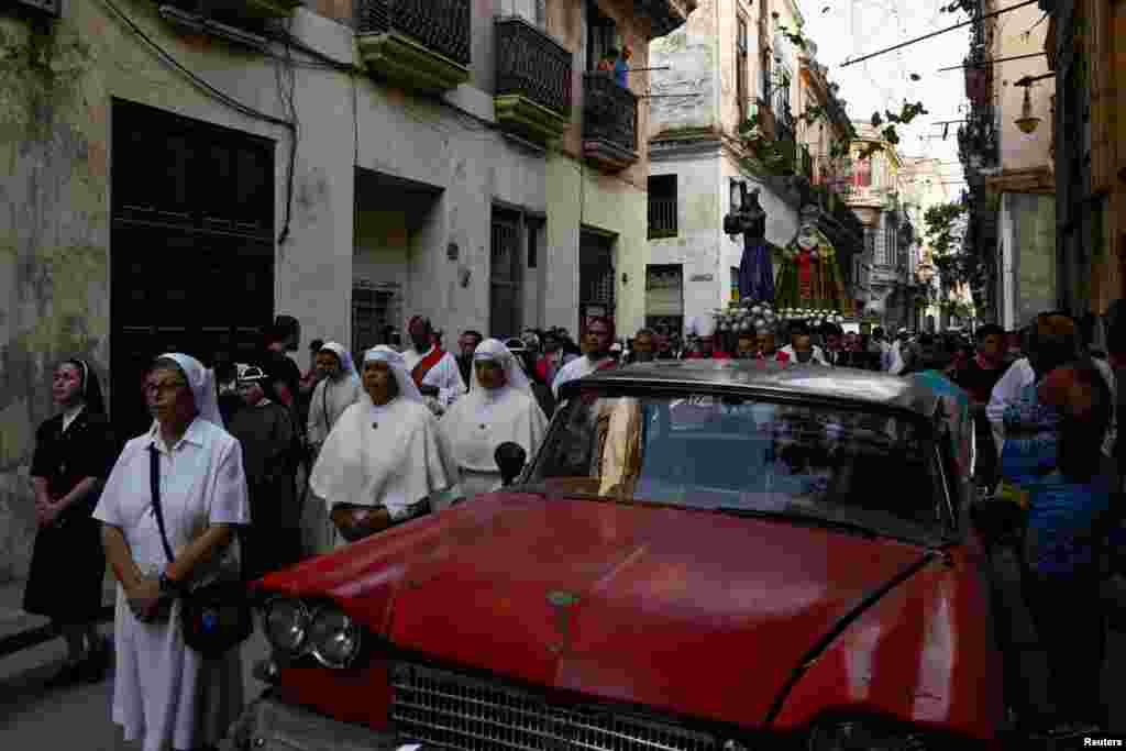 Religiosas durante una procesión del Vía Crucis el Viernes Santo, en medio de una histórica crisis económica, en La Habana, Cuba, el 3 de abril de 2026.