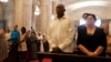 El Vicepresidente cubano, Salvador Valdés Mesa (2d), y la directora de la Oficina de Asuntos Religiosos del Comité Central del Partido Comunista de Cuba, Caridad Diego (d), asisten a la primera misa del nuevo arzobispo de La Habana, Juan de la Caridad García Rodríguez, en la Catedral de La Habana. (Archivo)