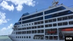 El buque Adonia, de la línea Fathom, de la empresa de cruceros Carnival, listo para zarpar hacia Cuba. 
