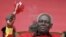 El presidente de Angola, José Eduardo dos Santos, lleva 33 años en el poder y se le acusa de haberse enriquecido a costa del país.