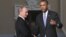 El presidente estadounidense, Barack Obama (d), es recibido por el presidente ruso, Vladimir Putin, a su llegada a la cumbre del G20, en San Petersburgo, Rusia.