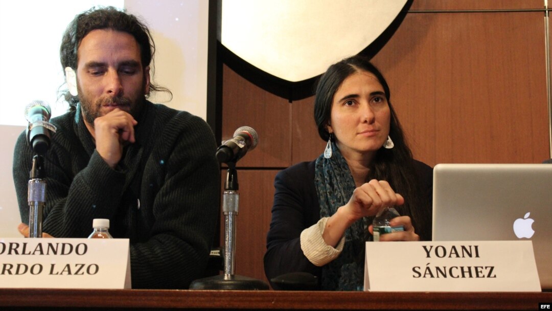 La bloguera Yoani Sánchez junto al disidente cubano Orlando Luis Pardo Lazo en la universidad de Nueva York. 