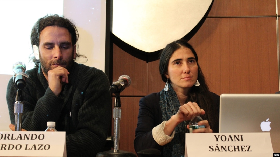 La bloguera y periodista cubana Yoani Sánchez habla junto al disidente cubano Orlando Pardo Lazo durante una conferencia de prensa en la universidad de Nueva York (NYU) en Nueva York (EE.UU.). 