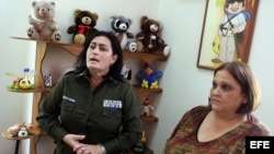 La jefa de la Dirección de Menores del Ministerio del Interior (Minint), la coronela Idais Borges (i), y la directora del Centro de Protección para niños, niñas y adolescentes de La Habana, teniente coronel Niurka Ronda Fernández (d), conversan con la pre