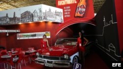 Dos azafatas posan en el stand de la cerveza cubana Bucanero en la Feria Internacional de La Habana. EFE