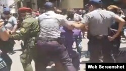 La policía arresta a los manifestantes en la protesta de la calle Obispo, el 30 de abril. 