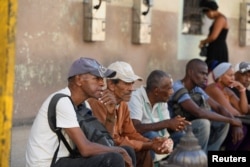 Cubanos esperando el autobús, en La Habana, Cuba, el 4 de septiembre de 2024. REUTERS/Norlys Perez