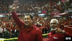 Foto de archivo (01/12/08). Hugo Chávez (c), saludaba al público durante el acto de juramentación de Edgardo Parra (d) como nuevo alcalde de Valencia (Venezuela).