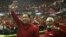 Foto de archivo (01/12/08). Hugo Chávez (c), saludaba al público durante el acto de juramentación de Edgardo Parra (d) como nuevo alcalde de Valencia (Venezuela).