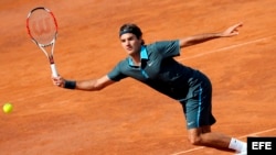 Foto de archivo. El tenista suizo Roger Federer golpea la bola durante el partido contra el alemán Mischa Zverev, en cuartos de final del Masters 1.000 de Roma, Italia, en 2009. Federer ganó 7-6 y 6-2. 