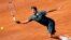 Foto de archivo. El tenista suizo Roger Federer golpea la bola durante el partido contra el alemán Mischa Zverev, en cuartos de final del Masters 1.000 de Roma, Italia, en 2009. Federer ganó 7-6 y 6-2.  