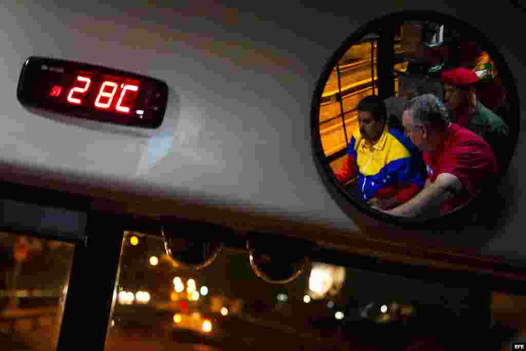 El presidente encargado de Venezuela y candidato a la presidencia del país, Nicolás Maduro,maneja un bus durante un un acto de su campaña en Puerto Ordaz (Venezuela).