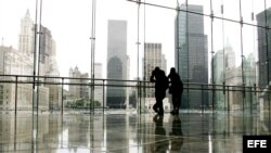  Dos personas observan el World Trade Center, el lugar en el que se encontraban las Torres Gemelas, en Nueva York, en esta foto tomada el martes 15 de agosto de 2006. Cinco años después de los atentados del 11 de Septiembre, políticos y promotores todavía