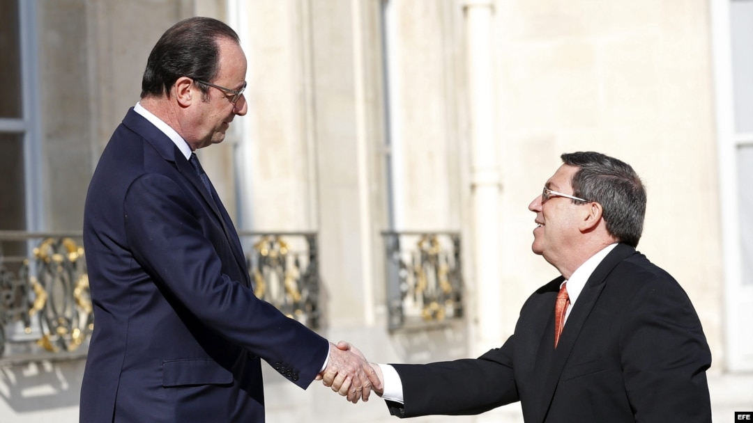 El presidente francés, François Hollande, recibe al canciller cubano, Bruno Rodríguez, en abril de 2015.